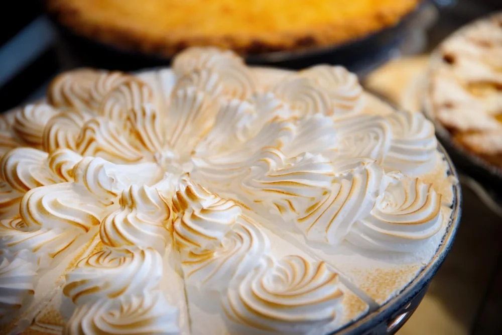 Handgemachte Torte mit geflämmter Baiserhaube aus der Backstube Diglas